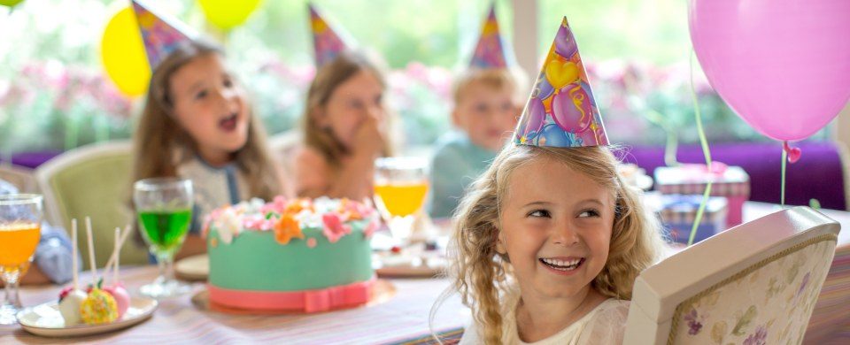 Kinder beim Sommerfest im Garten